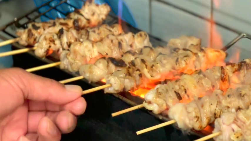 焼き鳥を焼いている調理風景